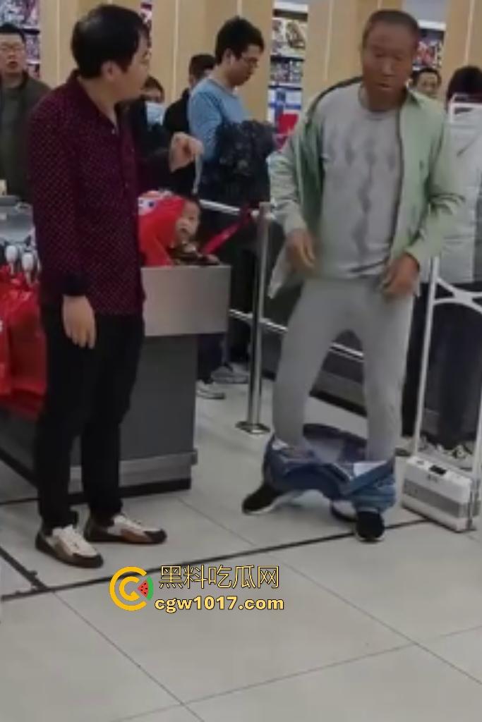 河北超市机器响工作人员逼老人脱光自证清白,还要搜身,这太过分了,大爷说“骗我脱完就不管了”?