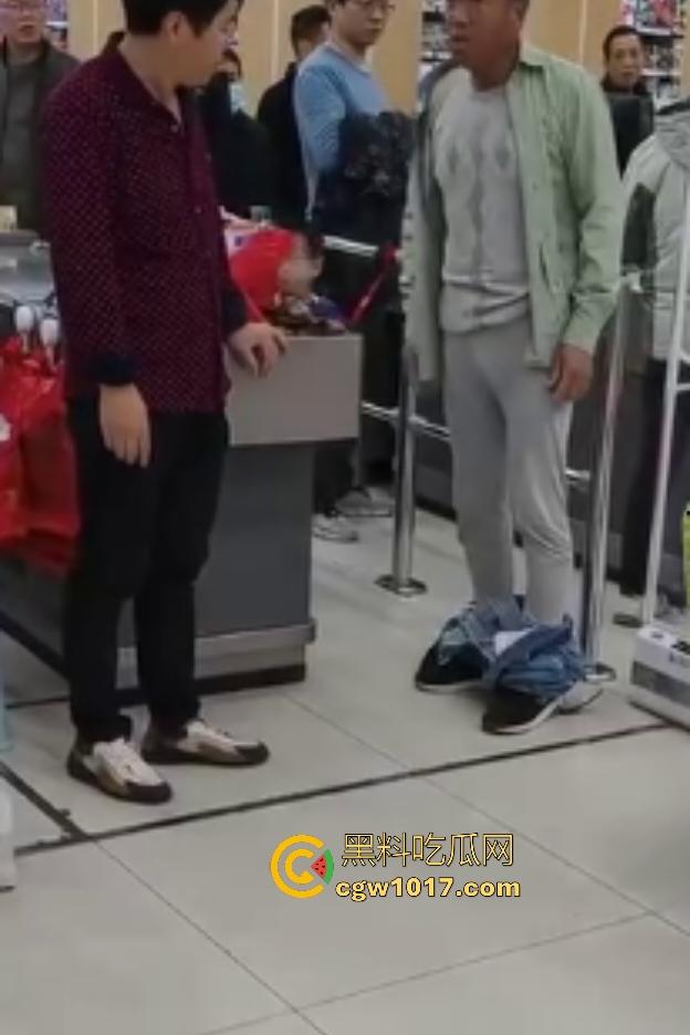 河北超市机器响工作人员逼老人脱光自证清白,还要搜身,这太过分了,大爷说“骗我脱完就不管了”?