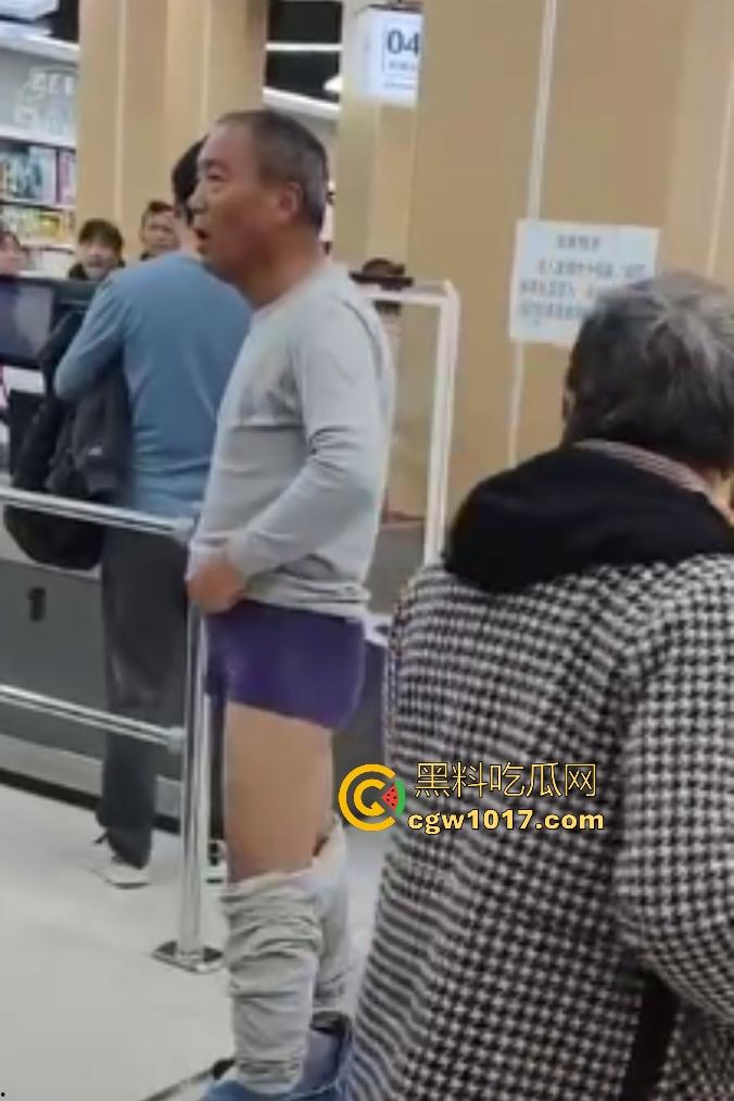 河北超市机器响工作人员逼老人脱光自证清白,还要搜身,这太过分了,大爷说“骗我脱完就不管了”?