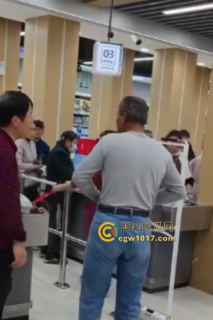 河北超市机器响工作人员逼老人脱光自证清白,还要搜身,这太过分了,大爷说“骗我脱完就不管了”?