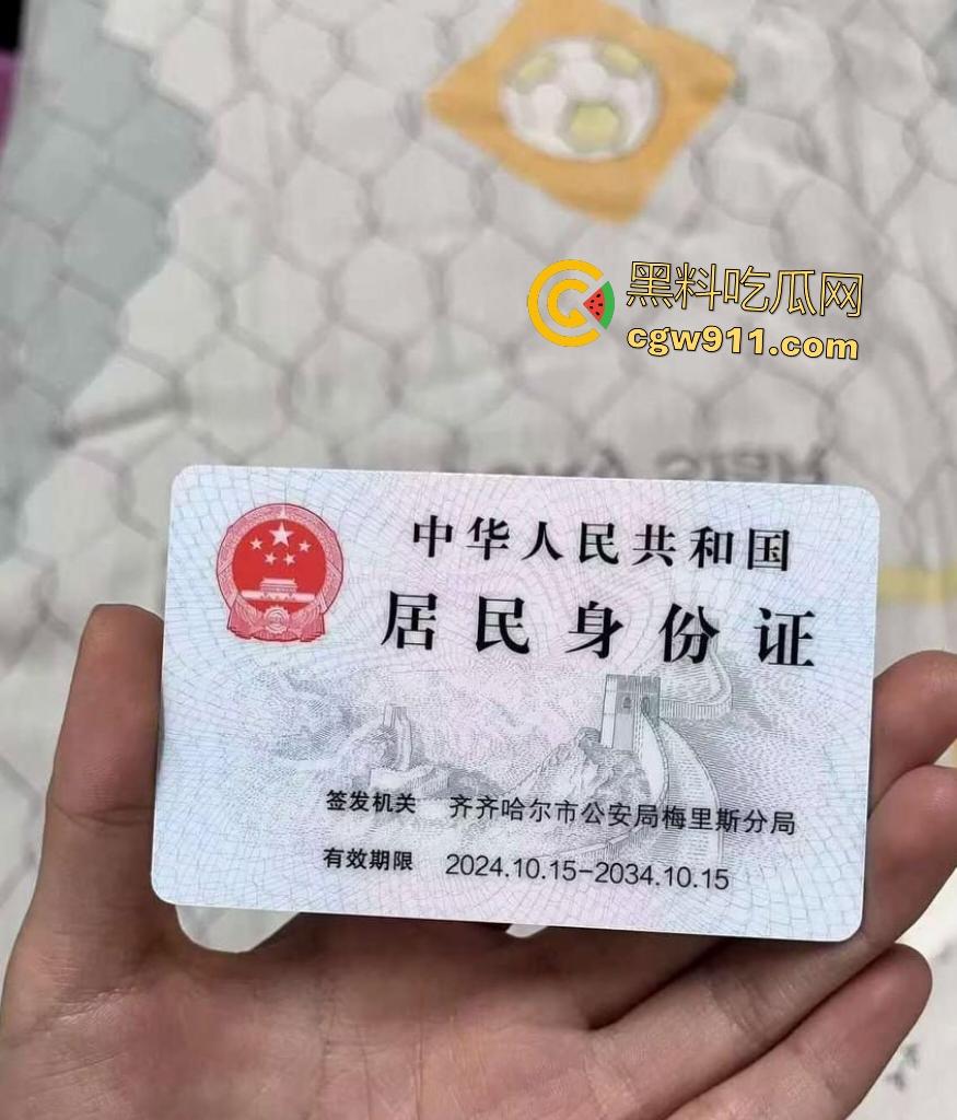 黑龙江齐齐哈尔06年精神小妹【宋文一】,小小年纪裸贷,在家自慰拍视频还债,表情扭曲痛爽到哭!