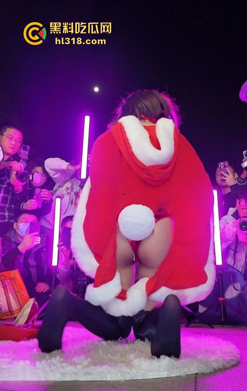 广州萤火虫漫展，高颜值cos女神大胆露臀套装惊艳全场，神级运镜捕捉，每一寸撩人曲线，令人心动不已！