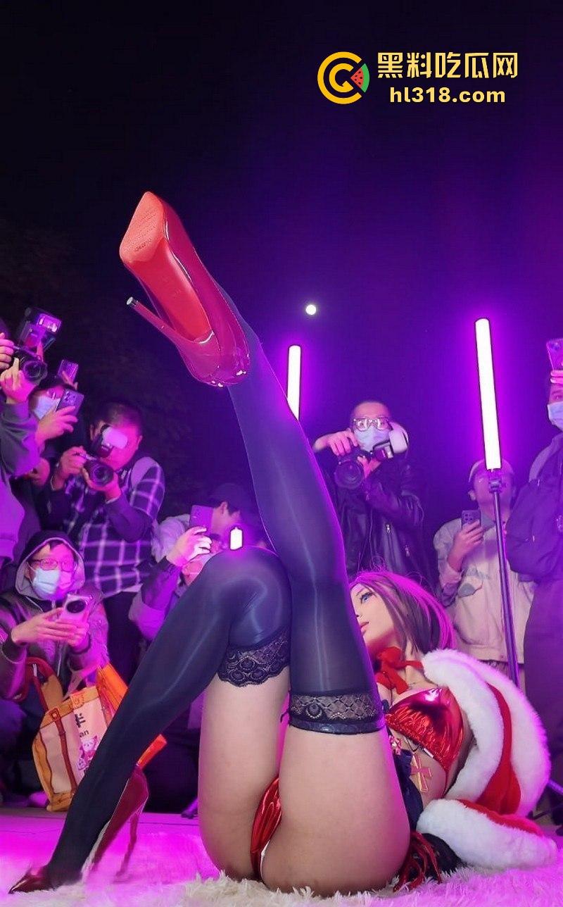 广州萤火虫漫展,高颜值cos女神大胆露臀套装惊艳全场,神级运镜捕捉,每一寸撩人曲线,令人心动不已!