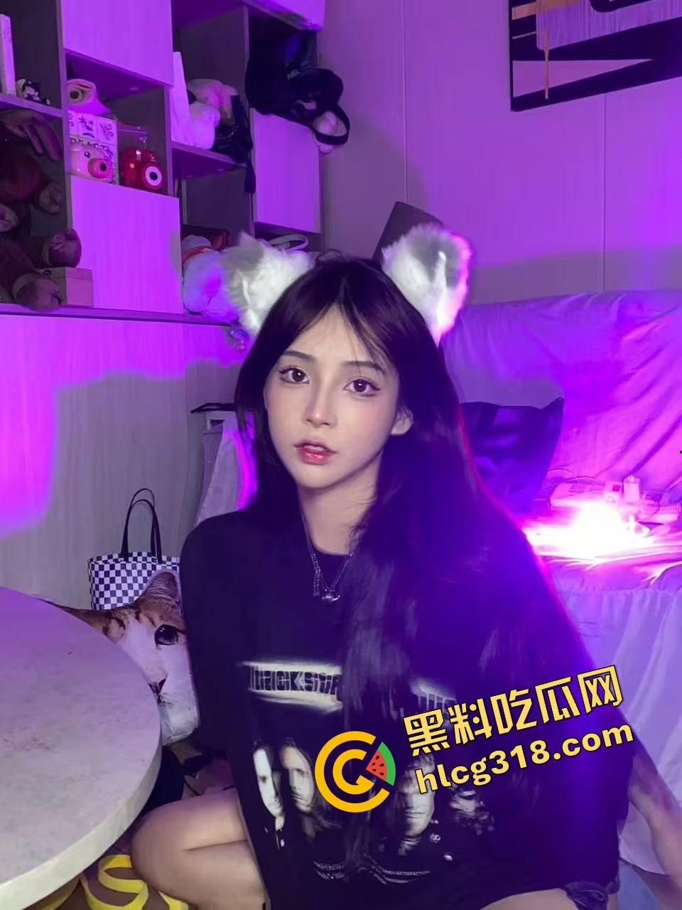 姐妹们口嫌体正直，嘴上说不看毛片，抓到集美看毛片还装正经？裤裆早就湿成狗了！