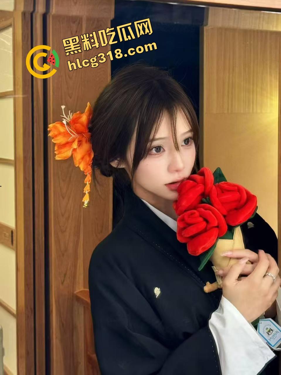 姐妹们口嫌体正直,嘴上说不看毛片,抓到集美看毛片还装正经?裤裆早就湿成狗了!