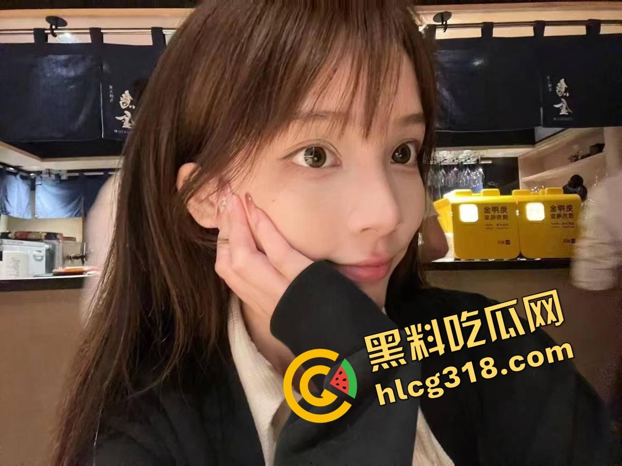 姐妹们口嫌体正直,嘴上说不看毛片,抓到集美看毛片还装正经?裤裆早就湿成狗了!