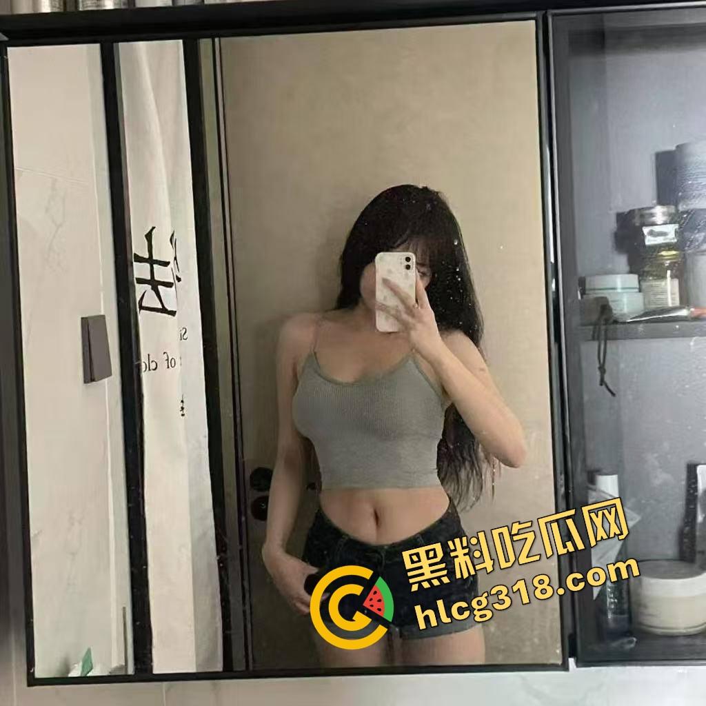 姐妹们口嫌体正直,嘴上说不看毛片,抓到集美看毛片还装正经?裤裆早就湿成狗了!