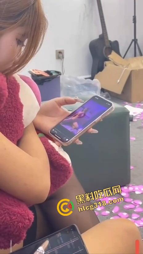 姐妹们口嫌体正直,嘴上说不看毛片,抓到集美看毛片还装正经?裤裆早就湿成狗了!