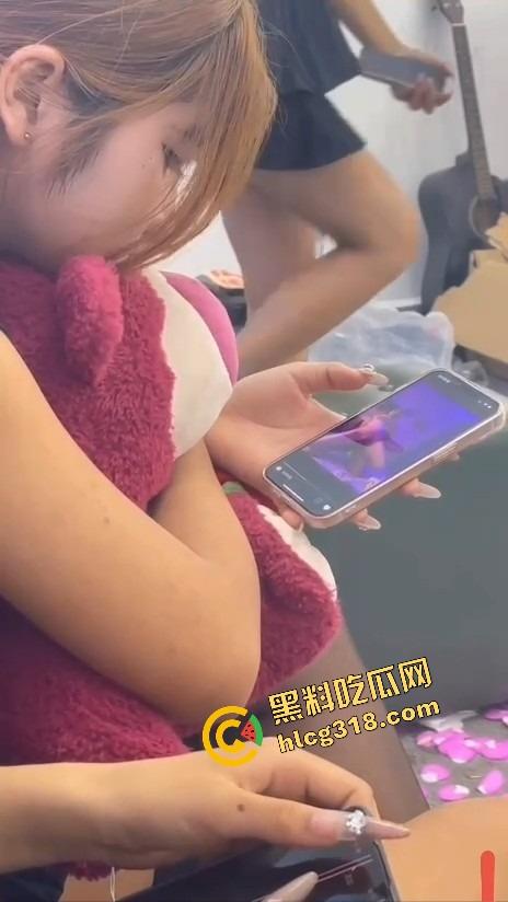 姐妹们口嫌体正直,嘴上说不看毛片,抓到集美看毛片还装正经?裤裆早就湿成狗了!