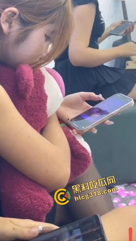 姐妹们口嫌体正直,嘴上说不看毛片,抓到集美看毛片还装正经?裤裆早就湿成狗了!