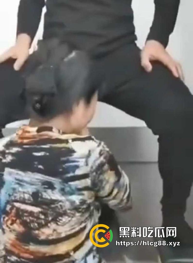 金鸡独立荡秋千 教练我想学这个 女的看样子要激动坏了 待会肯定要大战!