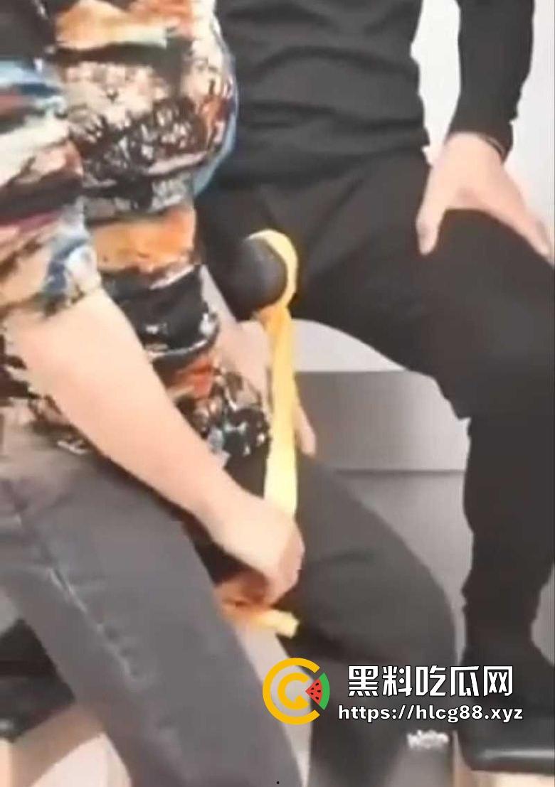 金鸡独立荡秋千 教练我想学这个 女的看样子要激动坏了 待会肯定要大战!