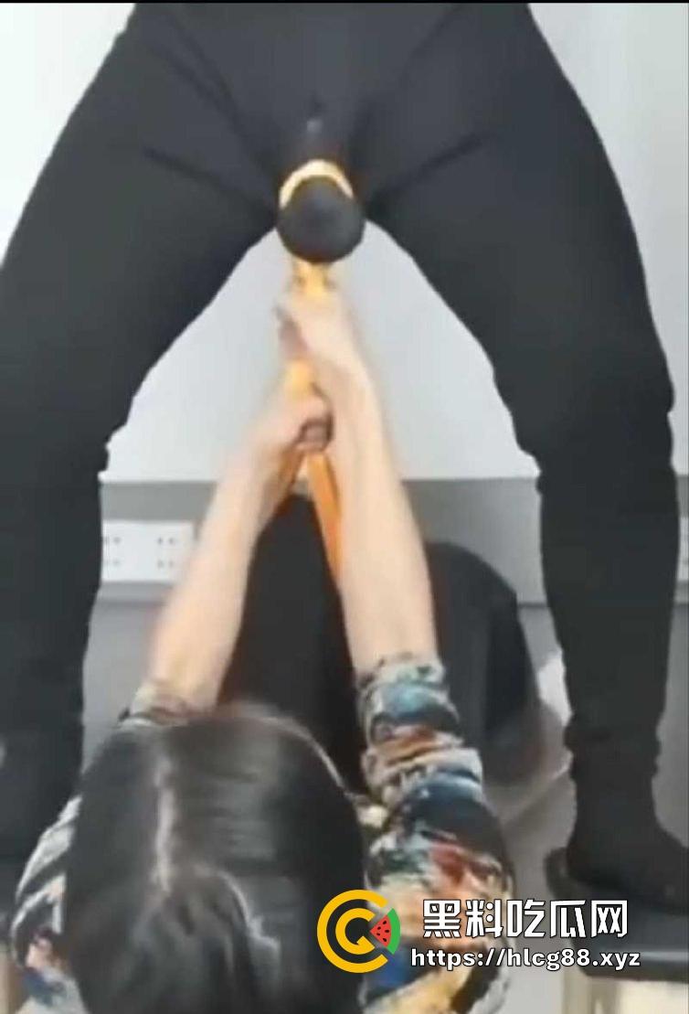 金鸡独立荡秋千 教练我想学这个 女的看样子要激动坏了 待会肯定要大战!