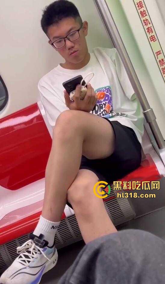 地铁手冲哥伪装独臂残疾人，正大光明打飞机，古有杨过断臂带大雕，今有小伙断臂撸大屌！