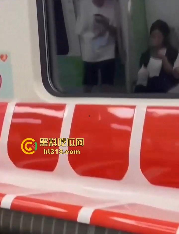 地铁手冲哥伪装独臂残疾人,正大光明打飞机,古有杨过断臂带大雕,今有小伙断臂撸大屌!