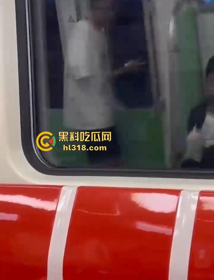 地铁手冲哥伪装独臂残疾人,正大光明打飞机,古有杨过断臂带大雕,今有小伙断臂撸大屌!