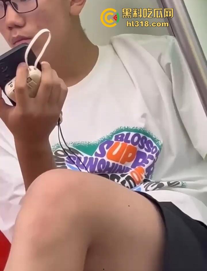 地铁手冲哥伪装独臂残疾人,正大光明打飞机,古有杨过断臂带大雕,今有小伙断臂撸大屌!