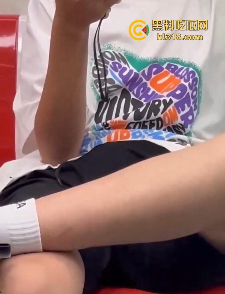 地铁手冲哥伪装独臂残疾人,正大光明打飞机,古有杨过断臂带大雕,今有小伙断臂撸大屌!