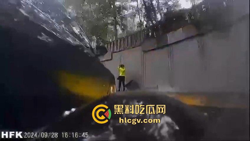 北四环惊现悲剧!奔驰疑似斗气车酿祸,街拍摄影师拐角拍照惨遭撞死!