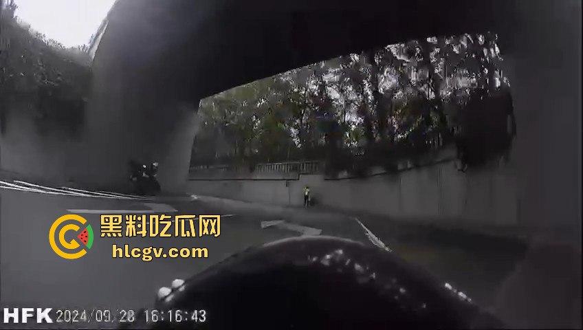 北四环惊现悲剧!奔驰疑似斗气车酿祸,街拍摄影师拐角拍照惨遭撞死!