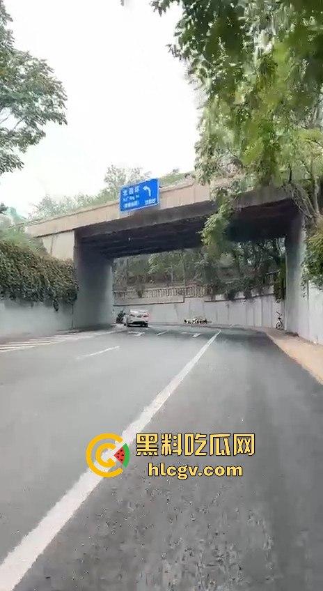 北四环惊现悲剧!奔驰疑似斗气车酿祸,街拍摄影师拐角拍照惨遭撞死!