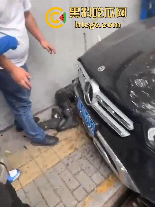北四环惊现悲剧!奔驰疑似斗气车酿祸,街拍摄影师拐角拍照惨遭撞死!