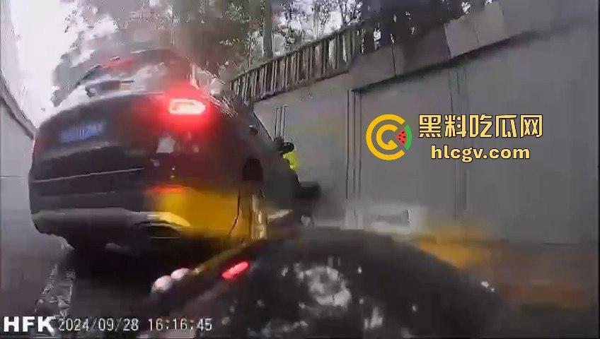 北四环惊现悲剧!奔驰疑似斗气车酿祸,街拍摄影师拐角拍照惨遭撞死!