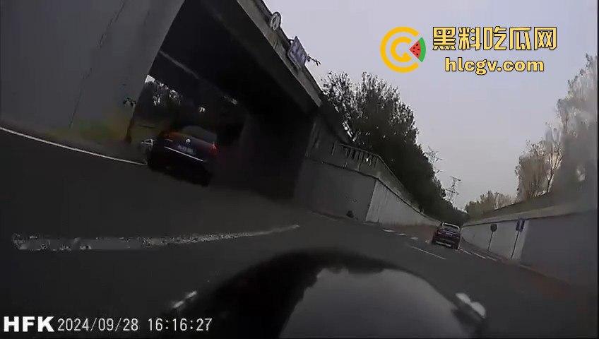 北四环惊现悲剧!奔驰疑似斗气车酿祸,街拍摄影师拐角拍照惨遭撞死!