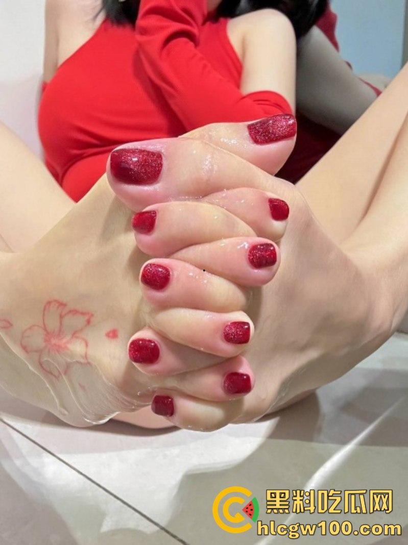 足控福音!推特姨系博主怕【卡卡xi_】致命美脚风骚秀 丁字裤勒馒头逼 对镜大方玩鸡巴!