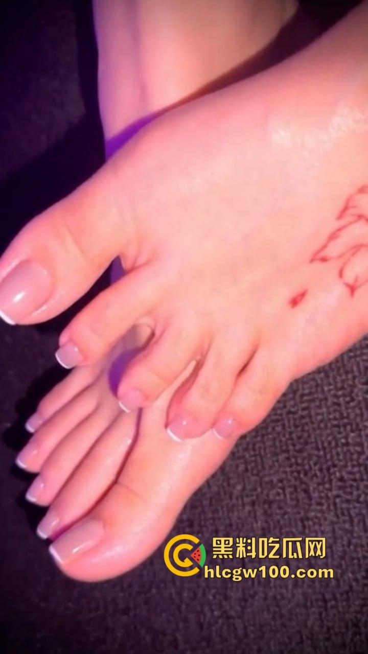 足控福音!推特姨系博主怕【卡卡xi_】致命美脚风骚秀 丁字裤勒馒头逼 对镜大方玩鸡巴!