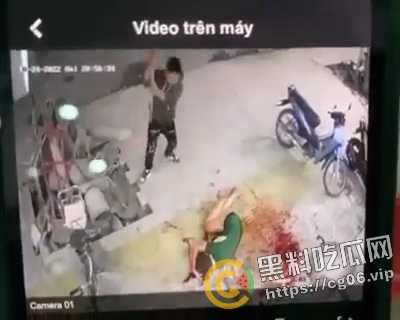 越南第一狠人!前男友怒砍现任狗男女 人狠刀快 血直接喷的满地都是 现场血腥画面曝光