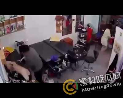 越南第一狠人!前男友怒砍现任狗男女 人狠刀快 血直接喷的满地都是 现场血腥画面曝光