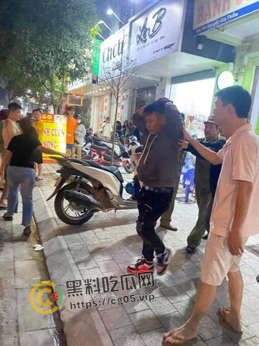 越南第一狠人!前男友怒砍现任狗男女 人狠刀快 血直接喷的满地都是 现场血腥画面曝光