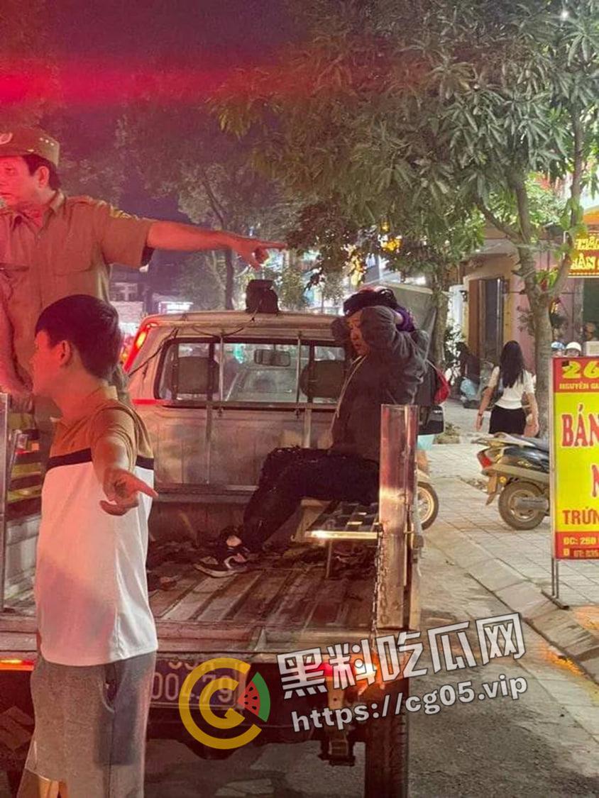 越南第一狠人!前男友怒砍现任狗男女 人狠刀快 血直接喷的满地都是 现场血腥画面曝光