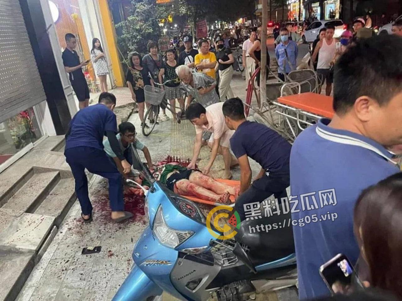 越南第一狠人!前男友怒砍现任狗男女 人狠刀快 血直接喷的满地都是 现场血腥画面曝光