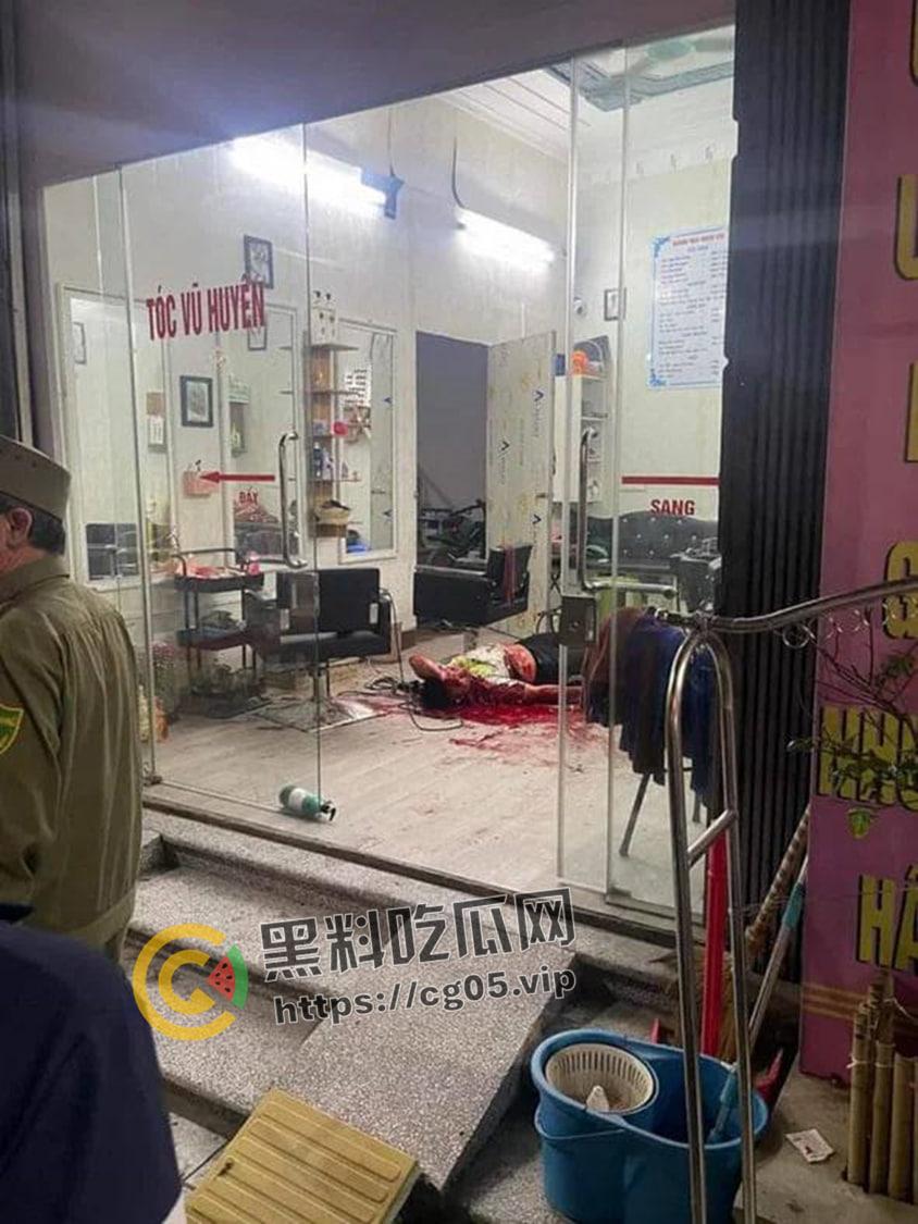 越南第一狠人!前男友怒砍现任狗男女 人狠刀快 血直接喷的满地都是 现场血腥画面曝光