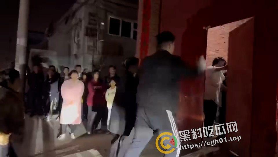 河北定州捉奸大战 被婆婆捉奸车震 带人上门大战 犹如黑帮大战现场 前排吃瓜