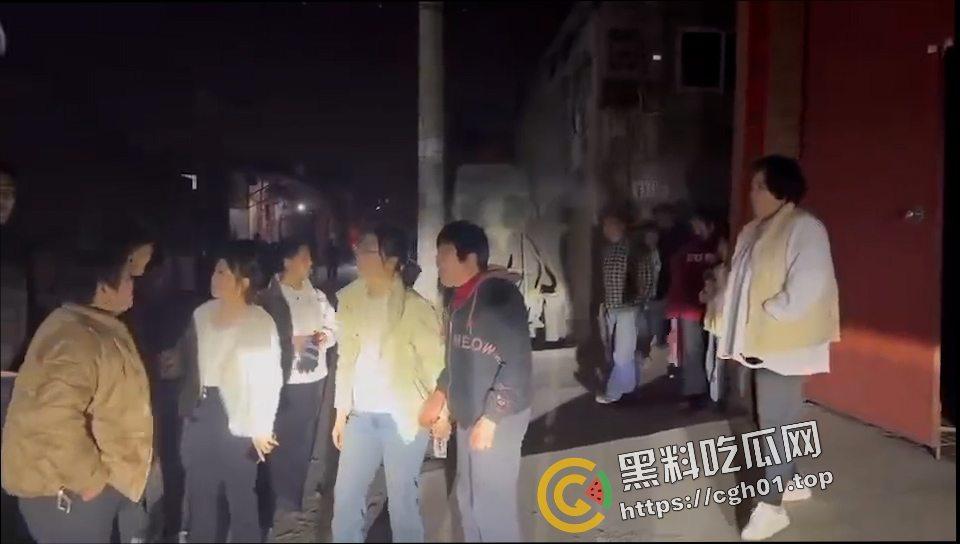 河北定州捉奸大战 被婆婆捉奸车震 带人上门大战 犹如黑帮大战现场 前排吃瓜