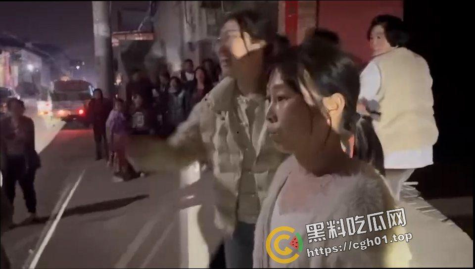 河北定州捉奸大战 被婆婆捉奸车震 带人上门大战 犹如黑帮大战现场 前排吃瓜