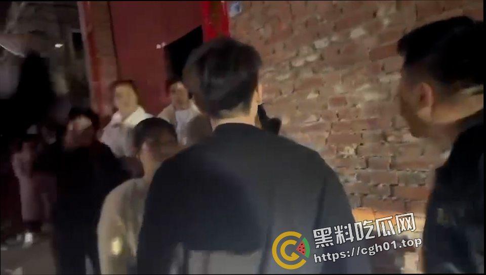 河北定州捉奸大战 被婆婆捉奸车震 带人上门大战 犹如黑帮大战现场 前排吃瓜