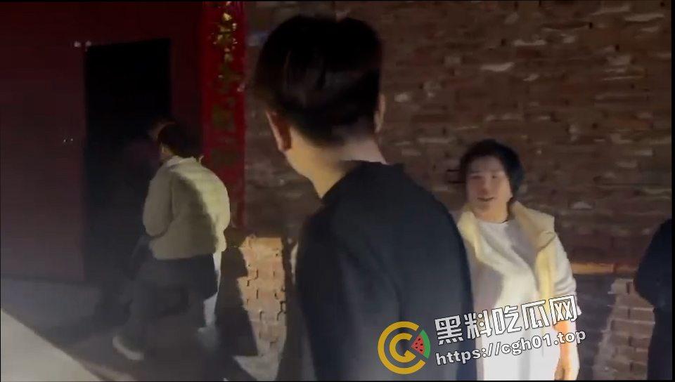 河北定州捉奸大战 被婆婆捉奸车震 带人上门大战 犹如黑帮大战现场 前排吃瓜