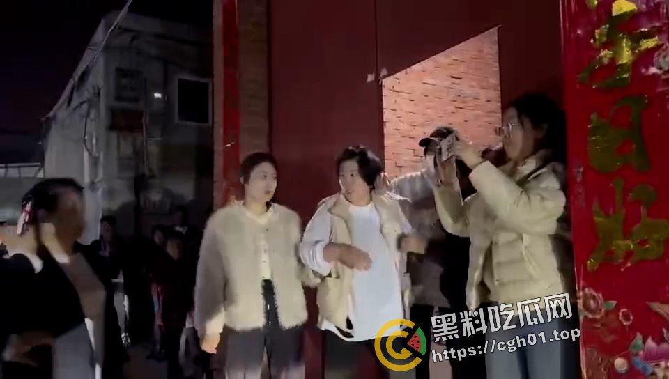 河北定州捉奸大战 被婆婆捉奸车震 带人上门大战 犹如黑帮大战现场 前排吃瓜