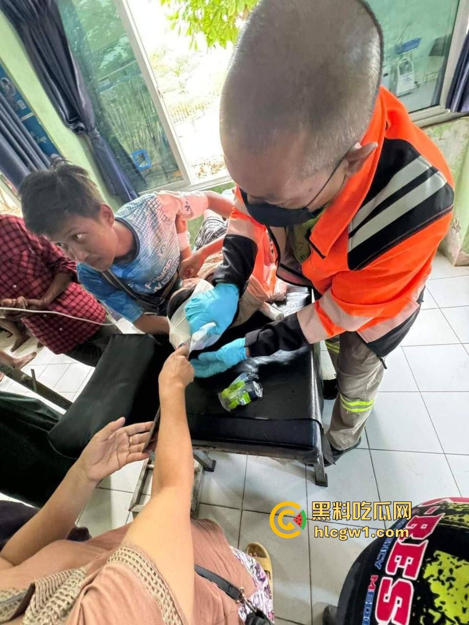 妙瓦底一女孩头部被刀插入!竹片墙掉刀酿惨剧,紧急送往泰国湄索医院!