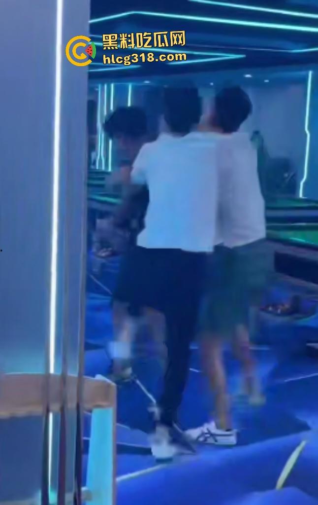 台球室赌徒疯狂群殴两小伙！台球棍和台球直打脑门，棍子打断血流满面，其中一小伙见势不妙直接逃走！