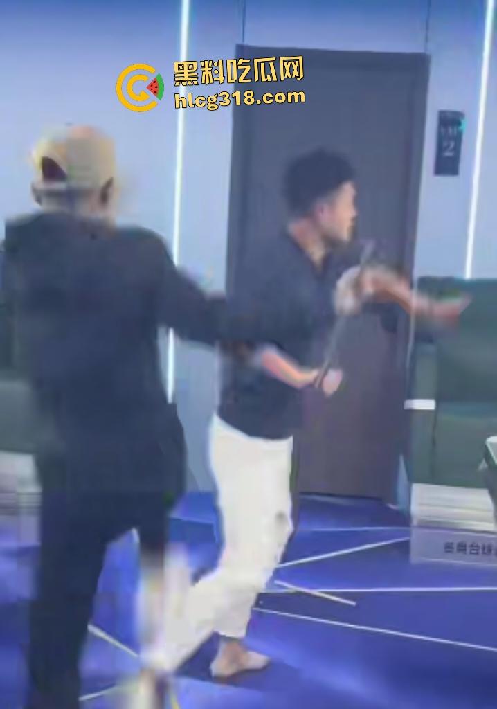 台球室赌徒疯狂群殴两小伙!台球棍和台球直打脑门,棍子打断血流满面,其中一小伙见势不妙直接逃走!