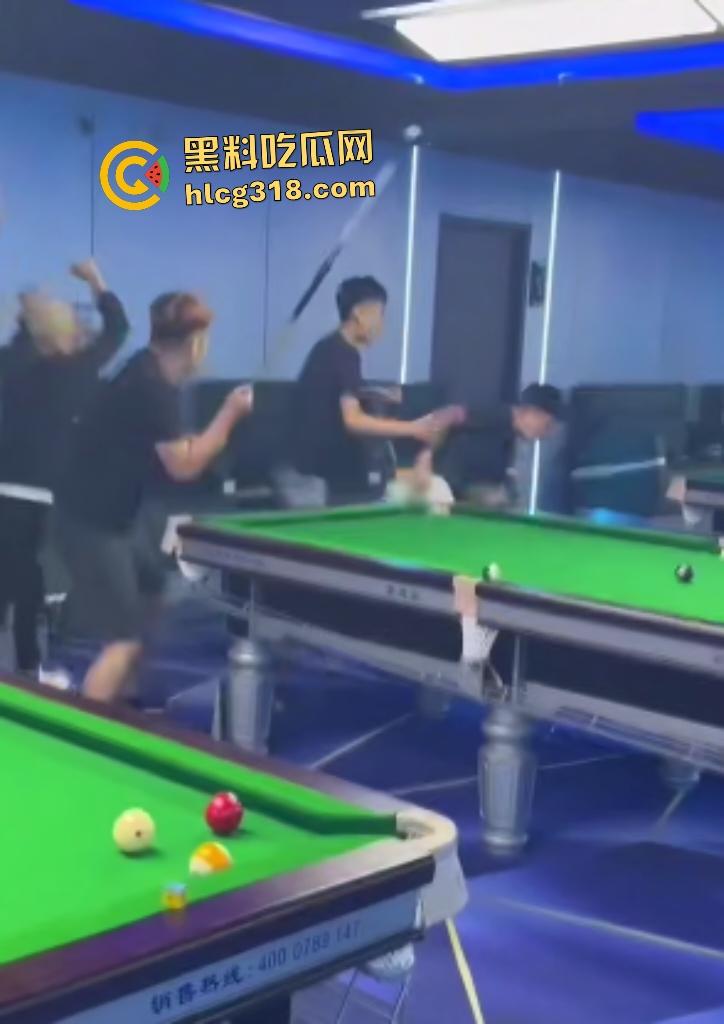 台球室赌徒疯狂群殴两小伙!台球棍和台球直打脑门,棍子打断血流满面,其中一小伙见势不妙直接逃走!