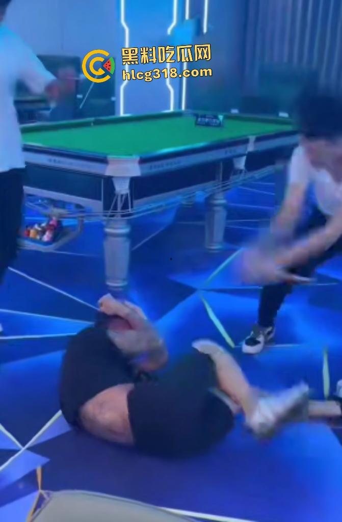台球室赌徒疯狂群殴两小伙!台球棍和台球直打脑门,棍子打断血流满面,其中一小伙见势不妙直接逃走!