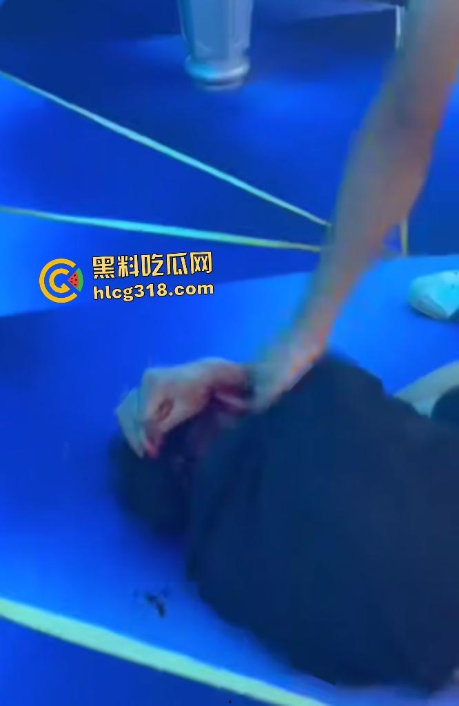 台球室赌徒疯狂群殴两小伙!台球棍和台球直打脑门,棍子打断血流满面,其中一小伙见势不妙直接逃走!