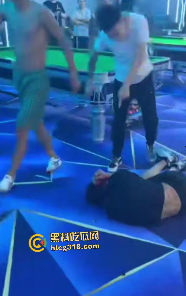 台球室赌徒疯狂群殴两小伙!台球棍和台球直打脑门,棍子打断血流满面,其中一小伙见势不妙直接逃走!
