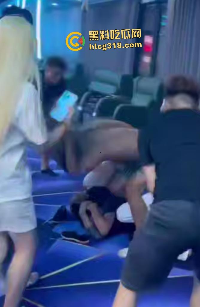 台球室赌徒疯狂群殴两小伙!台球棍和台球直打脑门,棍子打断血流满面,其中一小伙见势不妙直接逃走!